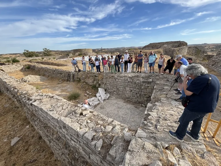 Un centenar de persones participen a la jornada de divulgació del Castell de Cervera